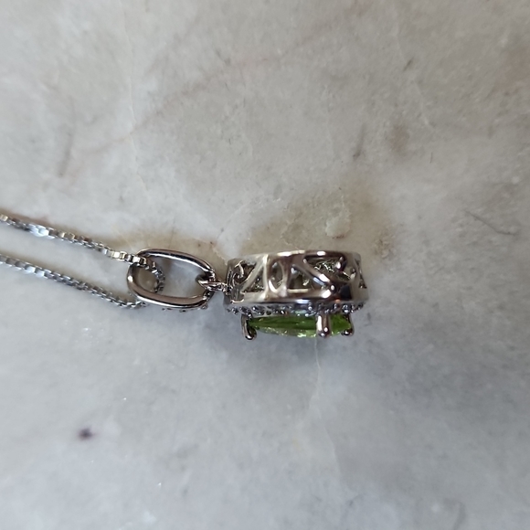 Peridot and CZ necklace - Picture 6 of 8